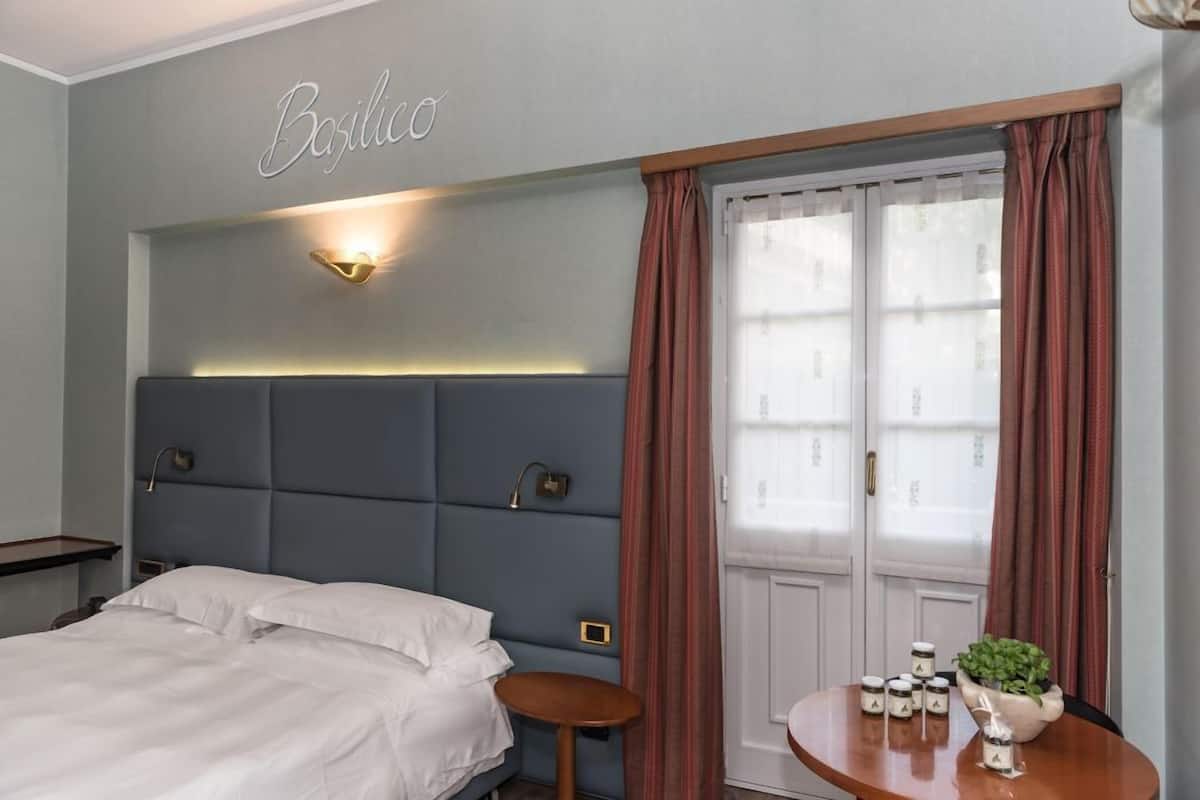 Double Room, Balcony | Minibar, in-room safe, desk, soundproofing