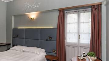 Quarto casal, sacada | Frigobar, cofres nos quartos, escrivaninha, quartos à prova de som