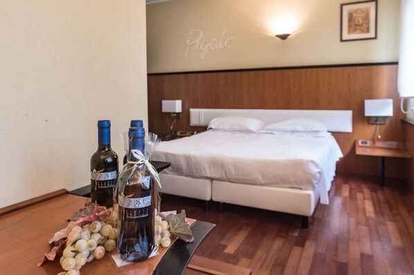 Comfort tweepersoonskamer | Een minibar, een kluis op de kamer, een bureau, geluiddichte muren