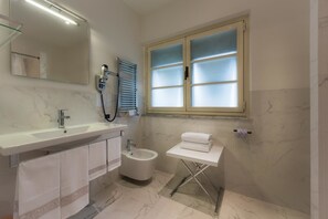 Comfort Double Room | Bathroom | Shower, free toiletries, hair dryer, towels