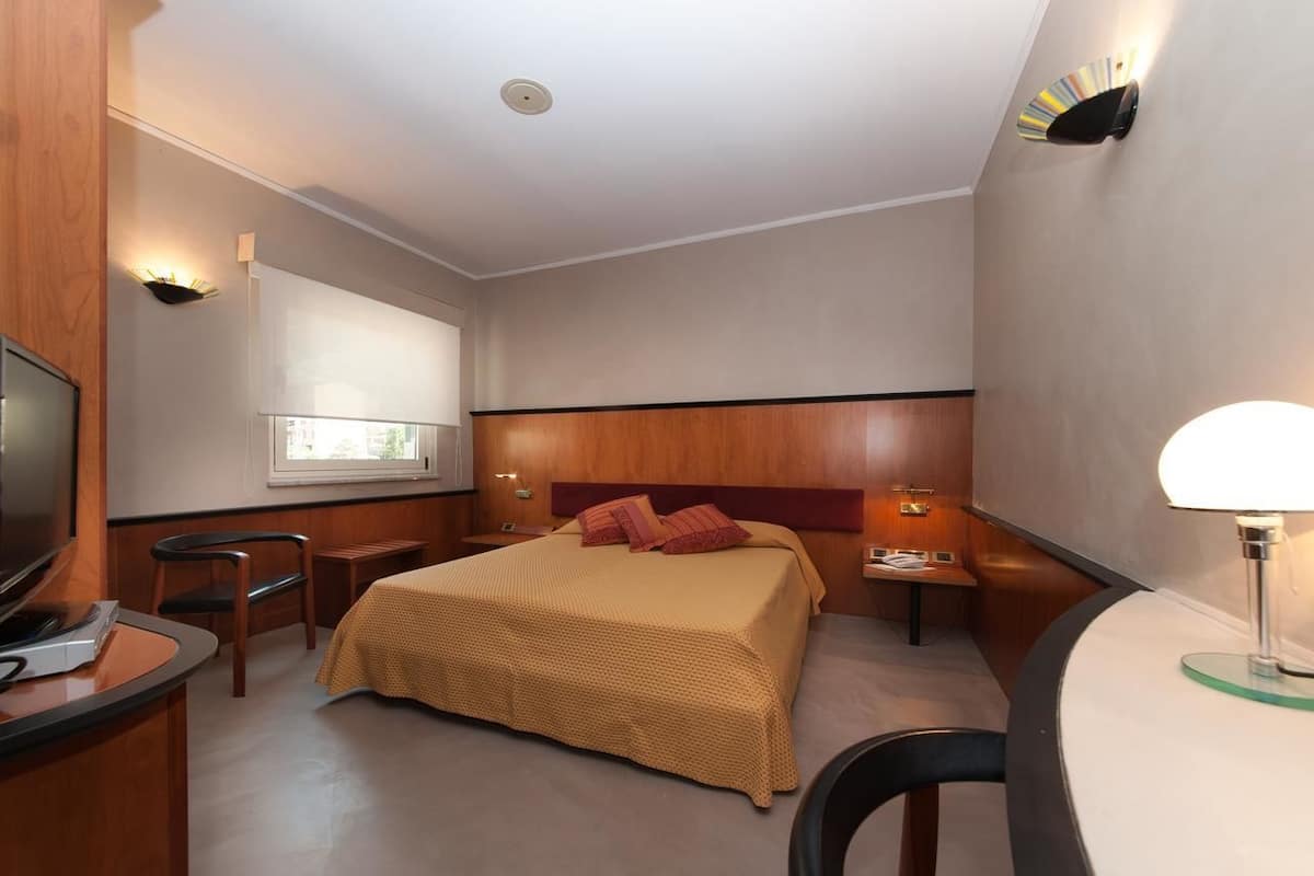 Minibar, värdeförvaringsskåp på rummet, skrivbord och ljudisolering