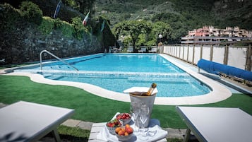 Außenpool (je nach Saison geöffnet), Sonnenschirme, Liegestühle