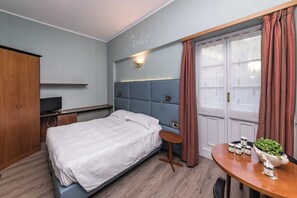 Habitación doble, balcón | Minibar, caja fuerte, escritorio y sistema de insonorización