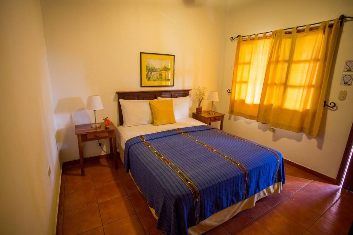 Ropa de cama de alta calidad y escritorio