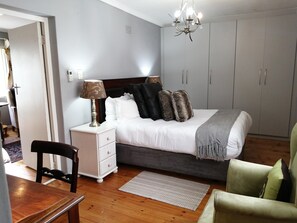 Casa de campo familiar | Minibar, caja de seguridad en la habitación y decoración personalizada 