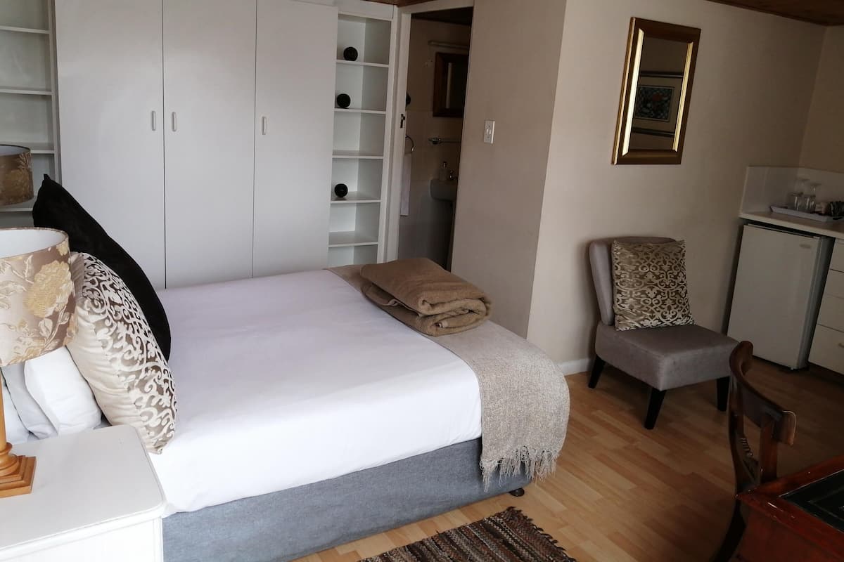 Klassieke tweepersoonskamer, kitchenette | Een minibar, een kluis op de kamer, individueel gedecoreerd