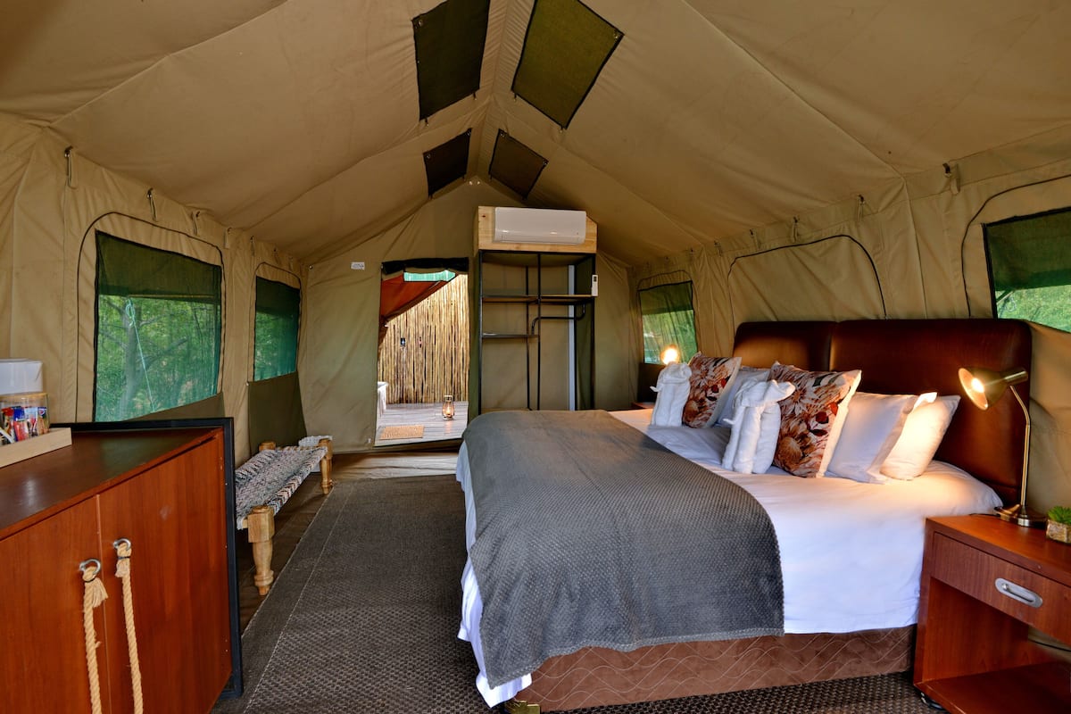 Tenda Luxury, 1 letto king, vista cortile | 1 camera, biancheria da letto di alta qualità, materassi in memory foam