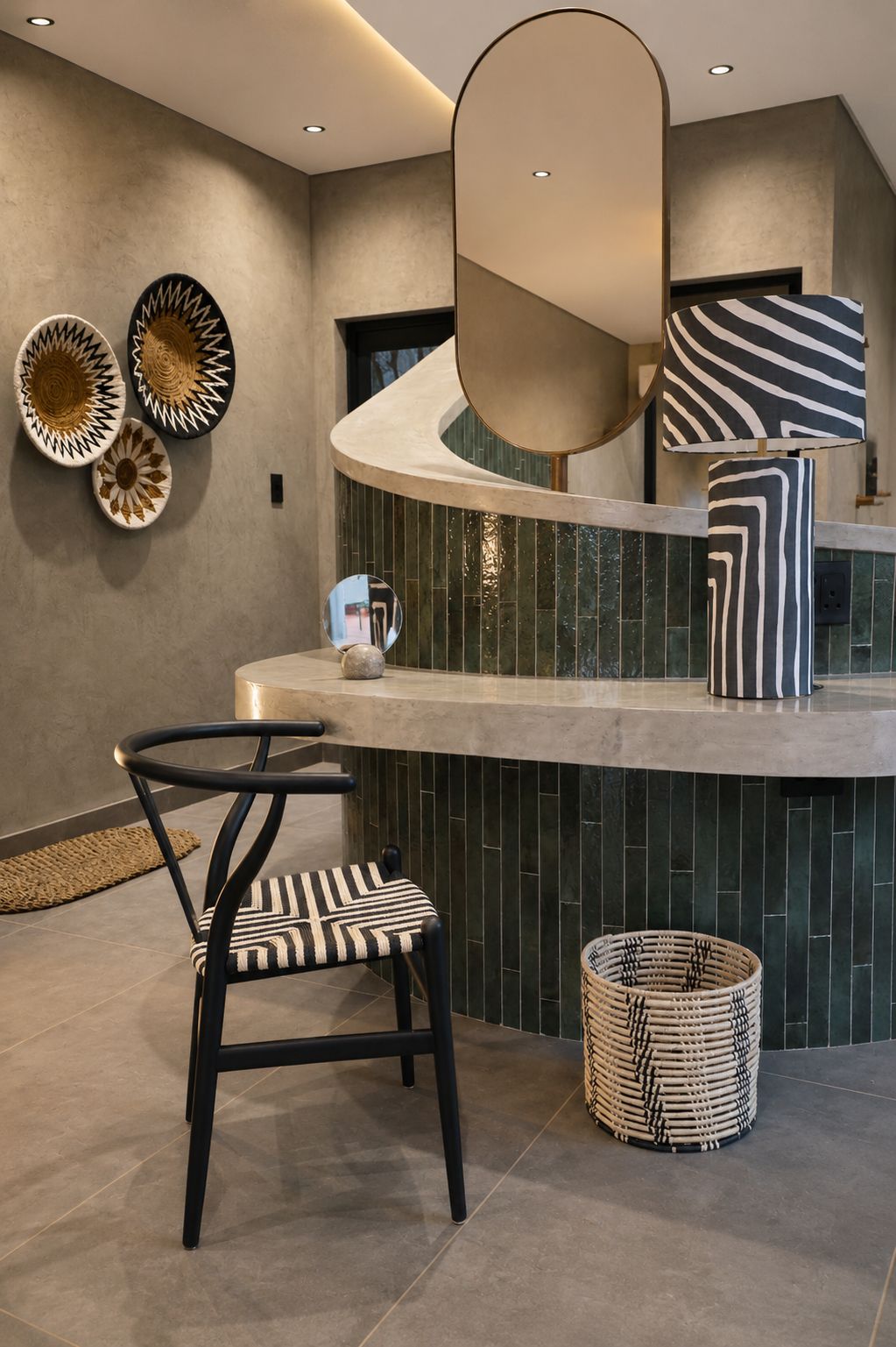 Un intérieur moderne avec un comptoir d’accueil aux lignes courbes, une chaise à rayures noires et blanches et des œuvres d’art décoratives murales.