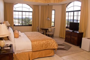 Suite superior, 1 cama de matrimonio grande, accesible para personas con discapacidad | Sala de estar | Una televisión LCD