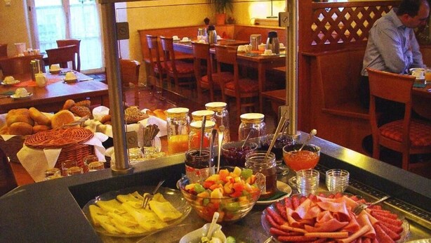 A buffet with various food items including fruits, cheeses, and meats. - Hotel Schwarzacher Hof (Schwarzach)
