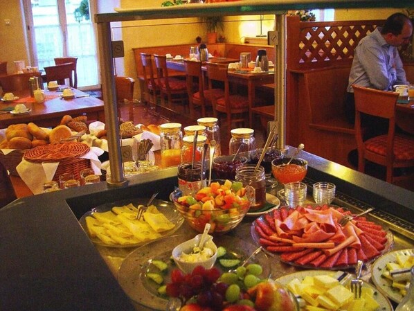 Breakfast, dinner served; German cuisine, al fresco dining - Hotel Schwarzacher Hof (Schwarzach)