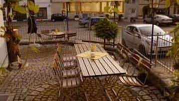 Se sirven desayunos, cenas y cocina alemana con mesas al aire libre
