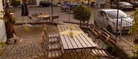 Breakfast, dinner served; German cuisine, alfresco dining