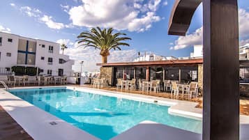 Außenpool, geöffnet von 10:00 Uhr bis 19:00 Uhr, Sonnenschirme