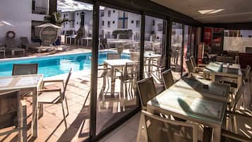 Poolside bar
