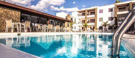 Piscine extérieure, parasols de plage, chaises longues