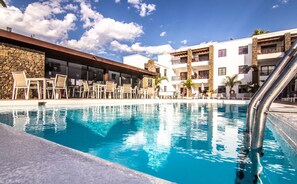 Piscina a l'aire lliure (horari: 10:00-19:00), para-sols i gandules