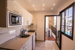 Fridge, microwave, oven, stovetop - Club Atlantico (Tías)