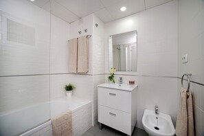 Bathtub, bidet, towels - Leo Islamar (Lepe)