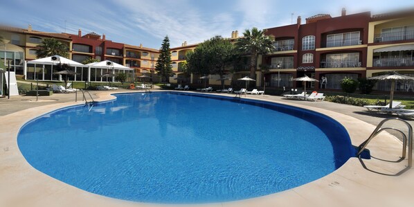 Piscina externa sazonal, guarda-sóis, espreguiçadeiras