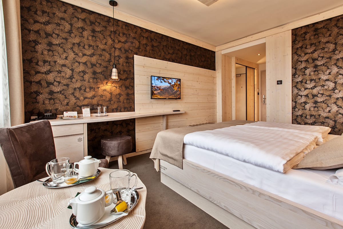 classic double or twin room | 1 bedroom, memory-foam beds, minibar, in-room safe