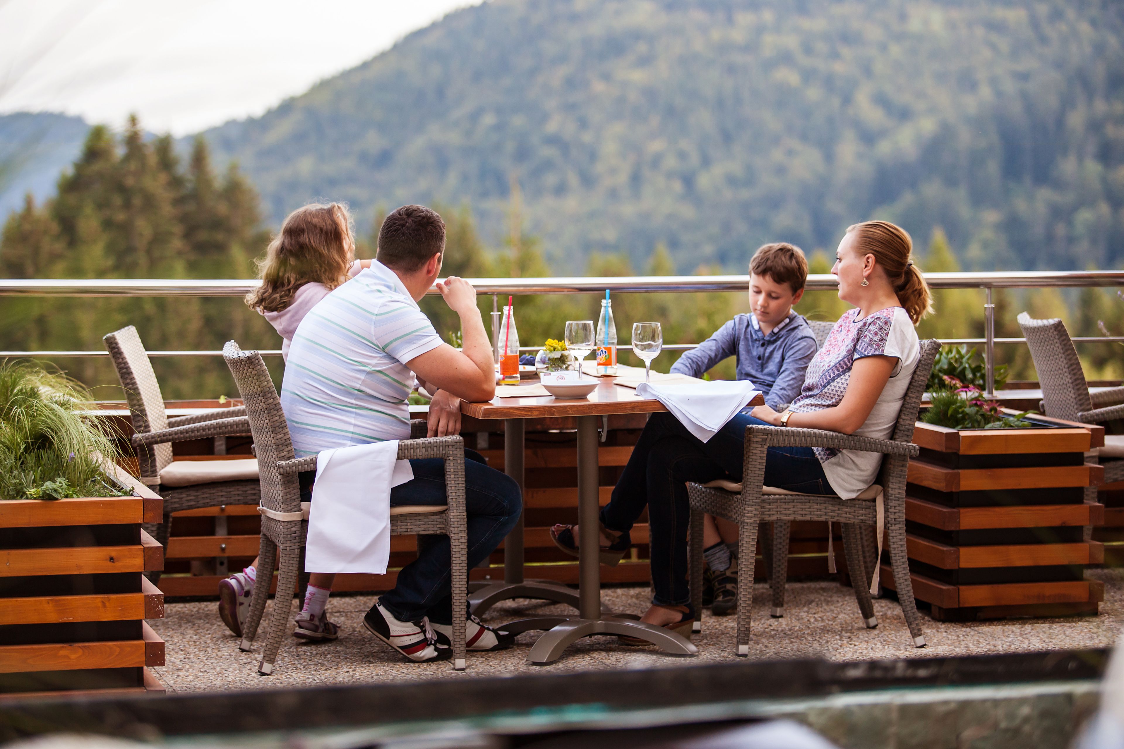 3 间餐厅，供应早餐、午餐和晚餐，地区菜