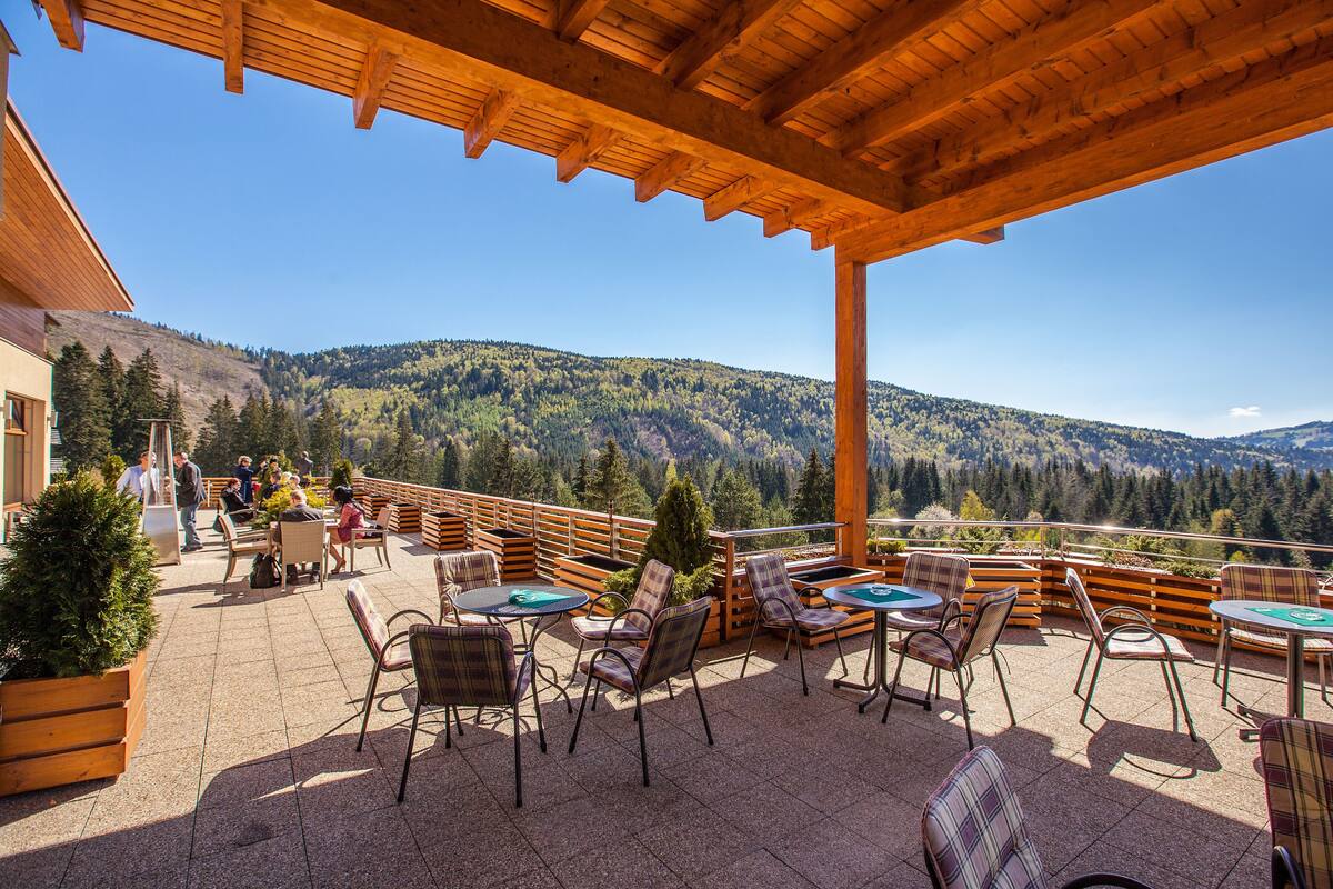 3 restaurants, breakfast, lunch, dinner served; regional cuisine