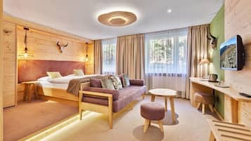 Junior tweepersoonskamer | Bedden met traagschuimmatras, een minibar, een kluis op de kamer