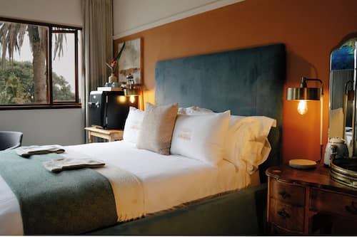 Standaard tweepersoonskamer, 1 slaapkamer, uitzicht op zee, uitzicht op gebergte | 1 slaapkamer, luxe beddengoed, donsdekens, Select Comfort-bedden