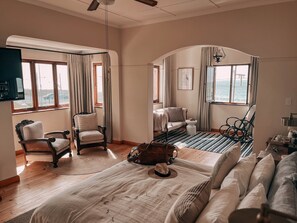 Cowrie: Extra large, Excellent Sea-views