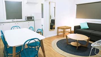 Bungalow, 2 habitaciones | Cocineta privada | Refrigerador, microondas, tetera eléctrica y utensilios de cocina