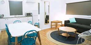 Bungalow, 2 Bedrooms | Private kitchenette | Fridge, microwave, electric kettle, cookware/dishes/utensils - Hibiscus Motel (Byron Bay)
