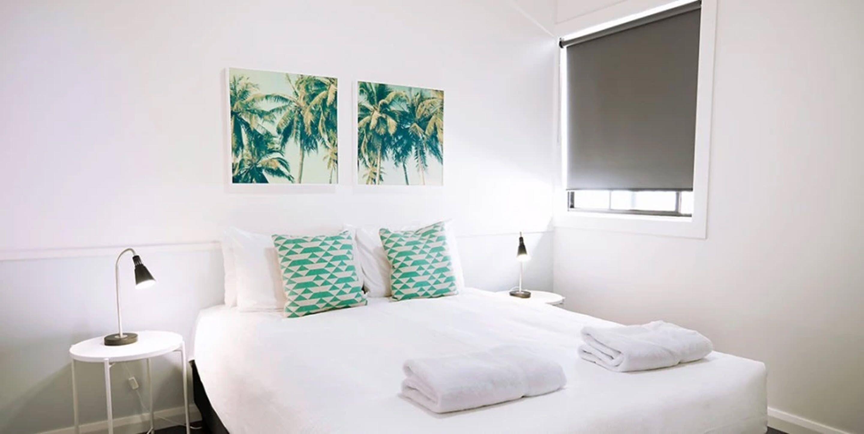 Tabla de planchar con plancha, cunas, wifi gratis y ropa de cama 