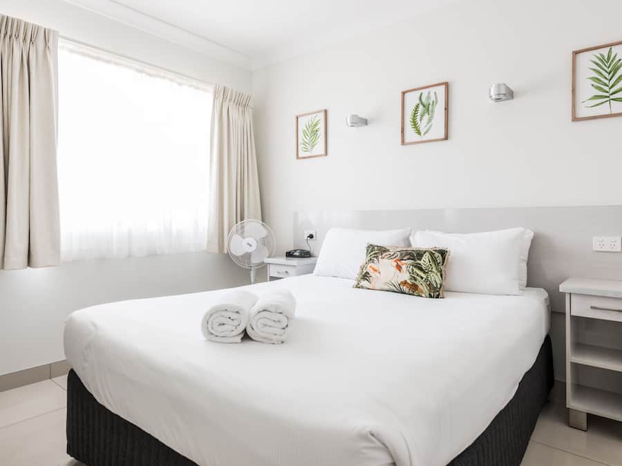 Tabla de planchar con plancha, cunas, wifi gratis y ropa de cama