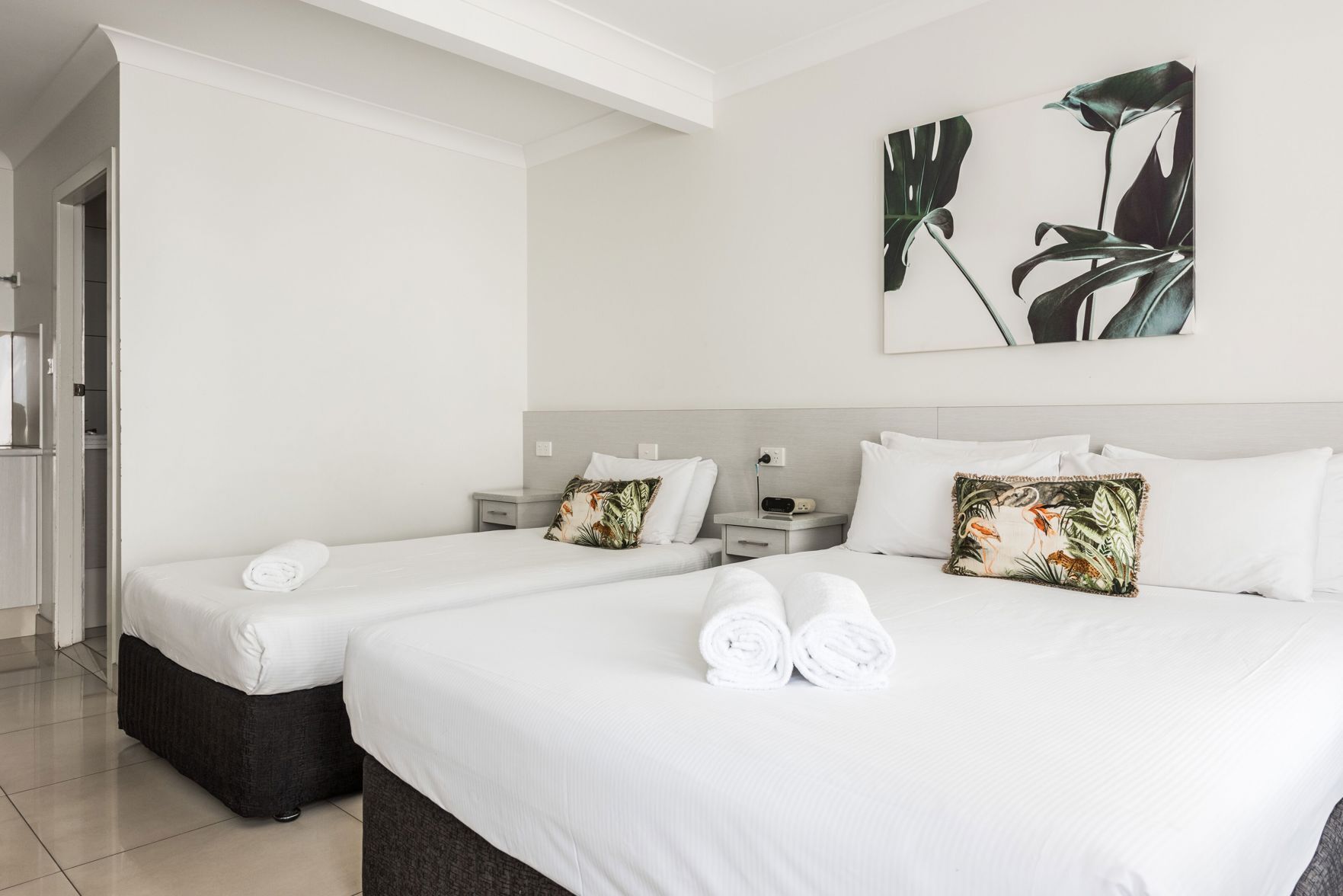 Tabla de planchar con plancha, cunas, wifi gratis y ropa de cama 