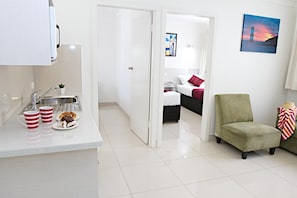 Iron/ironing board, cots/infant beds, free WiFi, bed sheets - Hibiscus Motel (Byron Bay)