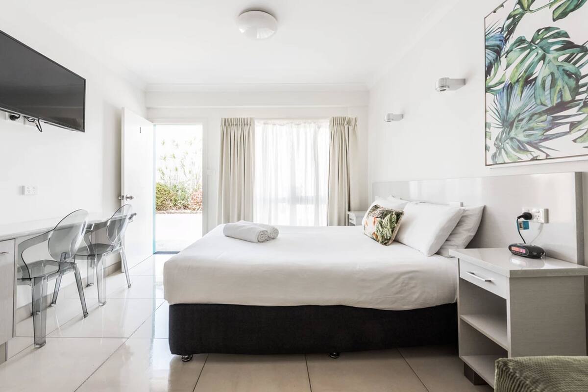 Tabla de planchar con plancha, cunas, wifi gratis y ropa de cama