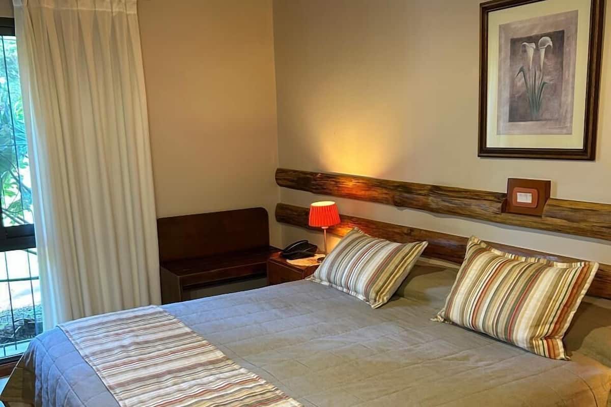 Minibar, caja de seguridad en la habitación, wifi gratis y ropa de cama