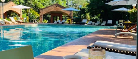 Bar junto a la piscina