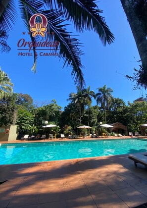 Outdoor pool, open 8:00 AM to 9:00 PM, pool umbrellas, pool loungers - Orquideas Hotel & Cabañas (Puerto Iguazú)