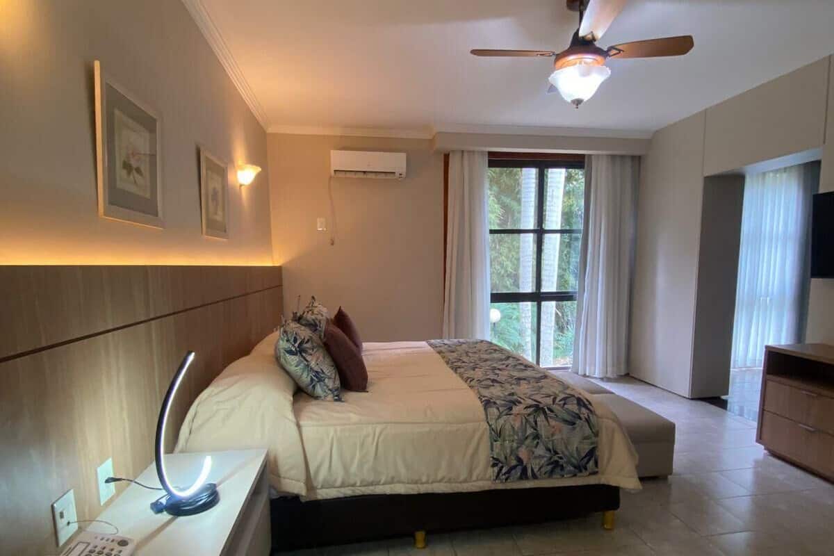 Minibar, caja de seguridad en la habitación, wifi gratis y ropa de cama