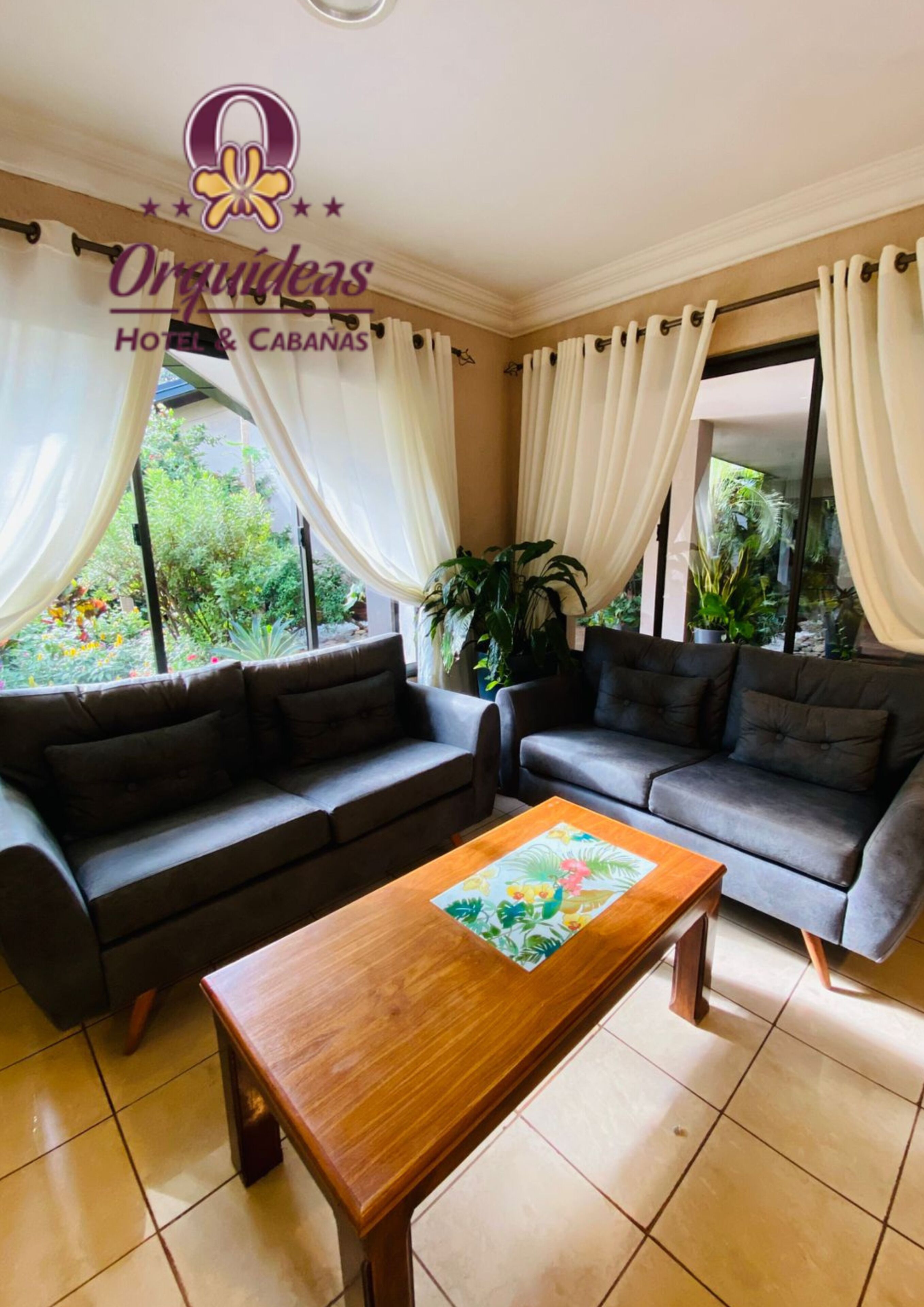 32-Zoll-Fernseher mit Kabelempfang, Tischtennisplatte