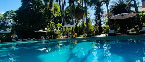 Piscine extérieure, parasols de plage, chaises longues