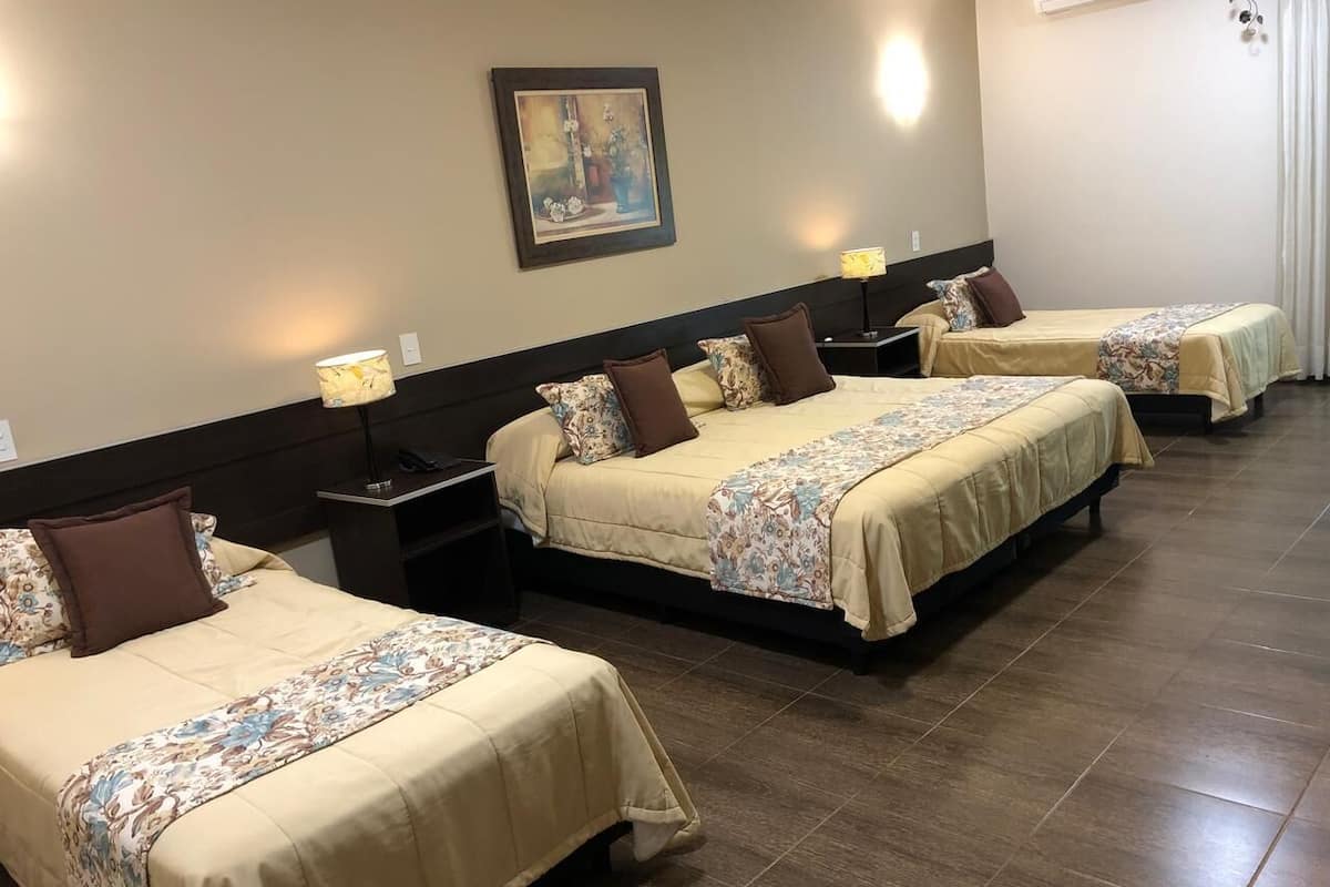 Minibar, caja de seguridad en la habitación, wifi gratis y ropa de cama