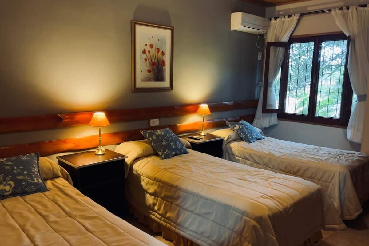 Minibar, caja de seguridad en la habitación, wifi gratis y ropa de cama