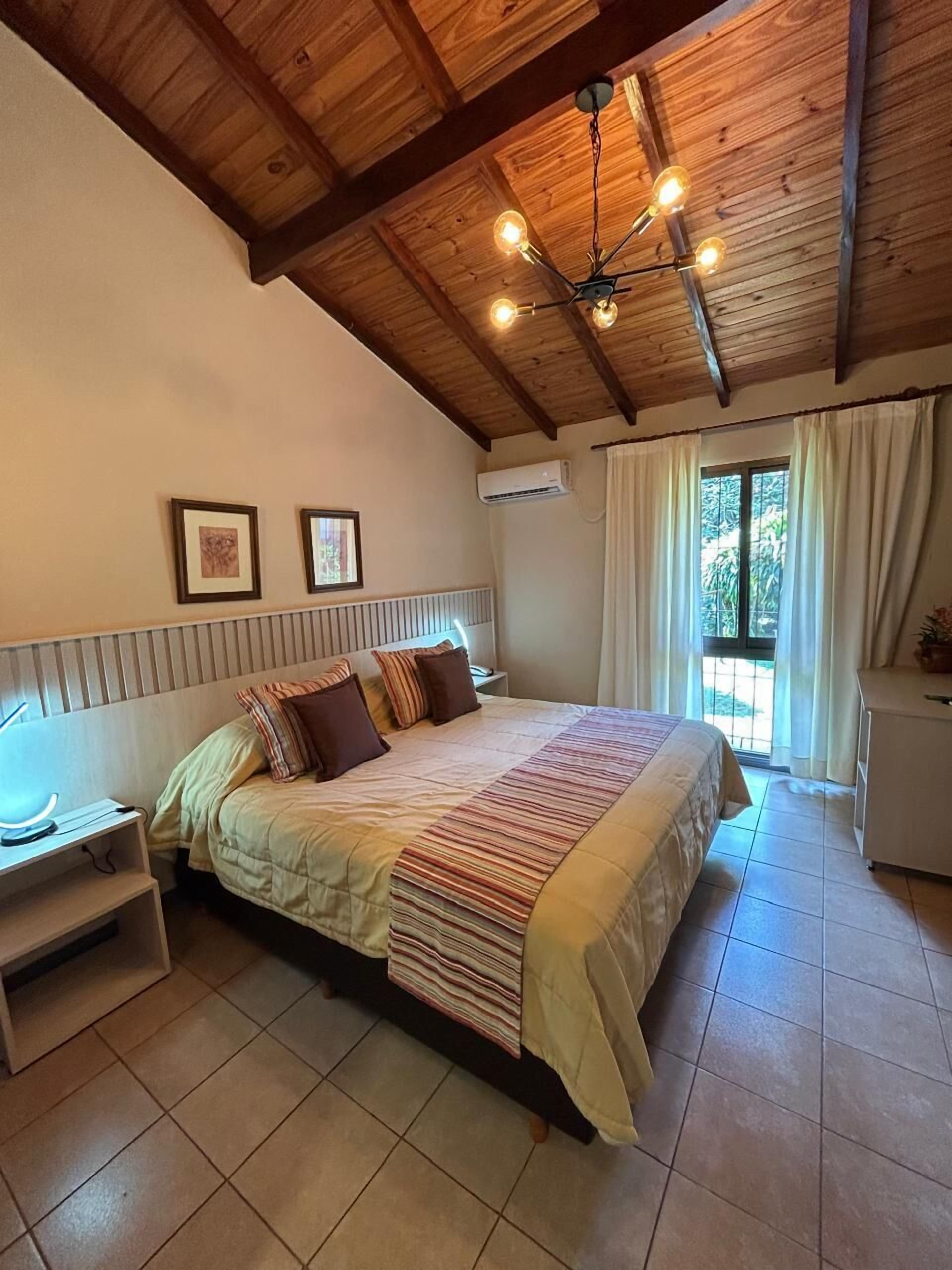 Minibar, caja de seguridad en la habitación, wifi gratis y ropa de cama 