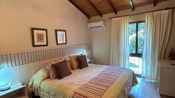 Minibar, caja de seguridad en la habitación, wifi gratis y ropa de cama