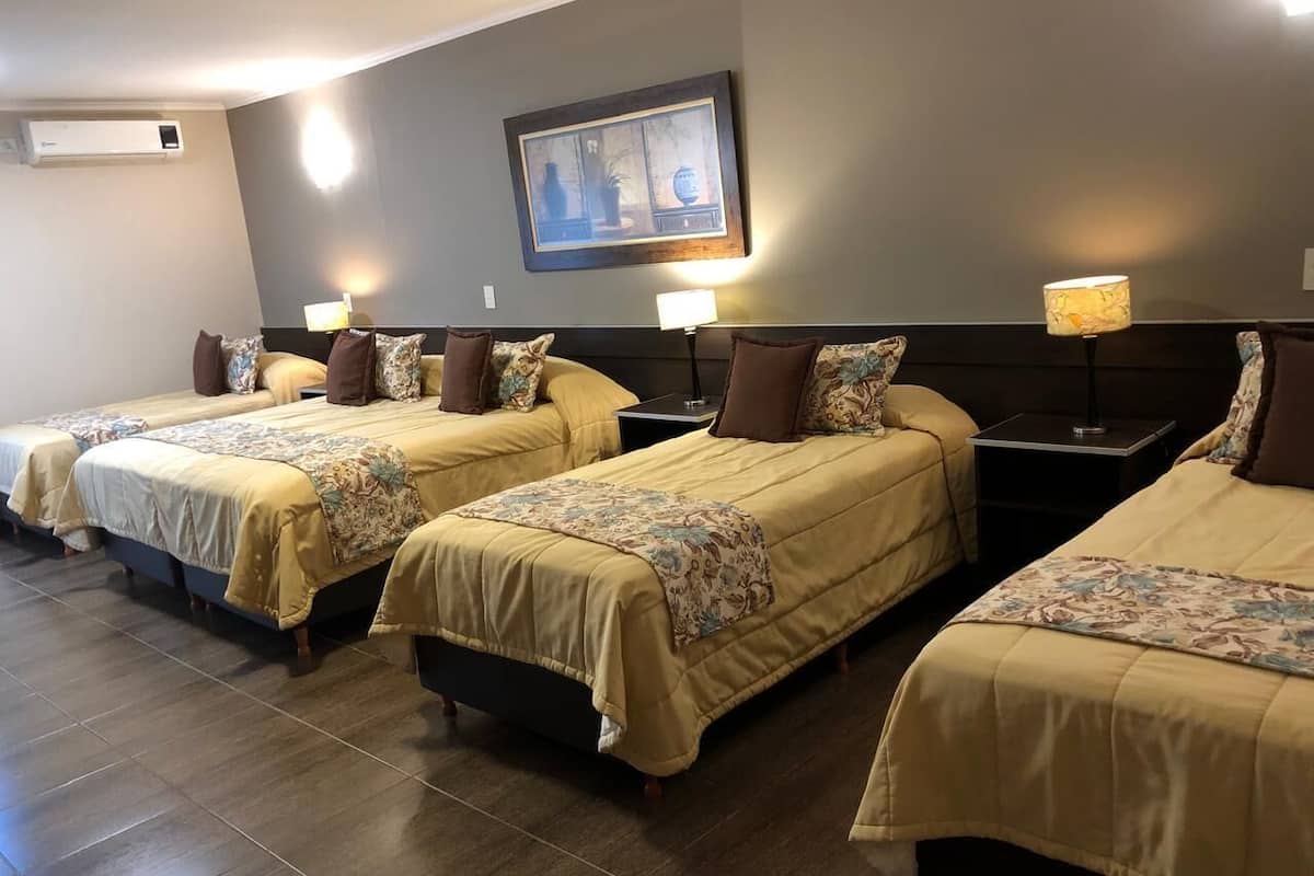 Minibar, caja de seguridad en la habitación, wifi gratis y ropa de cama