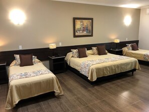 Premium Quadruple Room | Minibar, värdeförvaringsskåp på rummet, gratis wi-fi och sängkläder