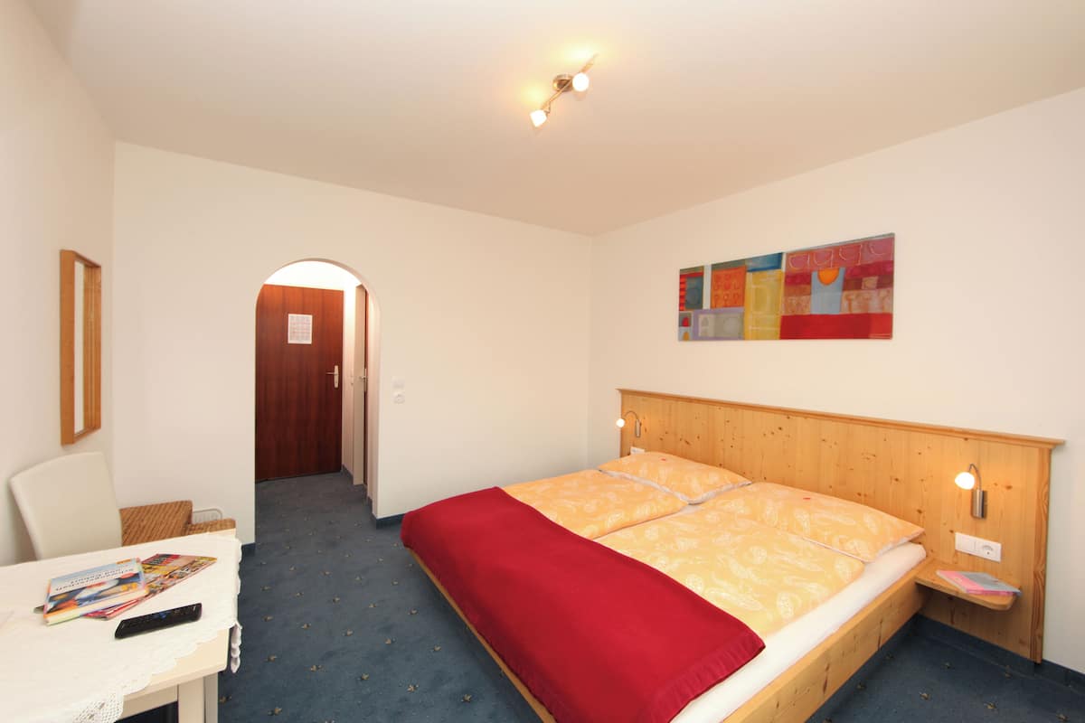 In-room safe, soundproofing, iron/ironing board, free WiFi